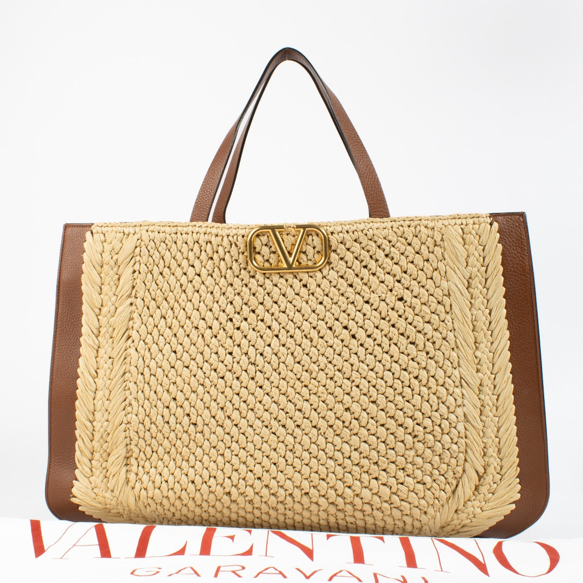 Shop safe online at Labellov in Antwerp, Brussels and Knokke this 100% authentic second hand Valentino Garavani Raffia Vlogo Signature Top Handle. Veilig online tweedehands authentieke Valentino Garavani Raffia Vlogo Signature handtas kopen bij Labellov.