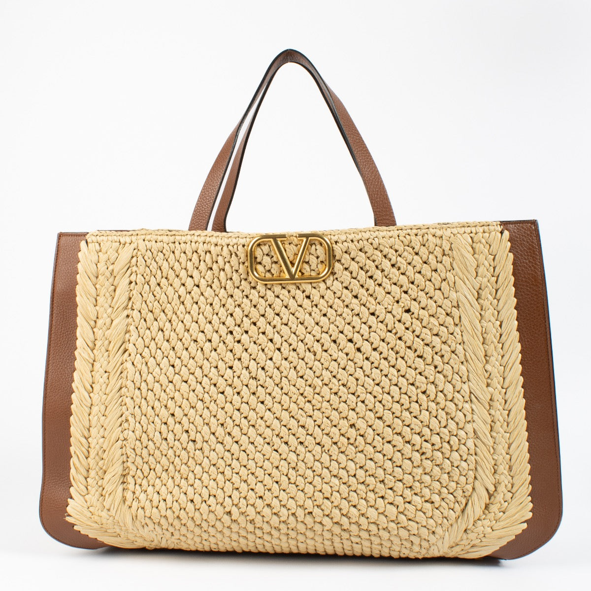 Shop safe online at Labellov in Antwerp, Brussels and Knokke this 100% authentic second hand Valentino Garavani Raffia Vlogo Signature Top Handle. Veilig online tweedehands authentieke Valentino Garavani Raffia Vlogo Signature handtas kopen bij Labellov.
