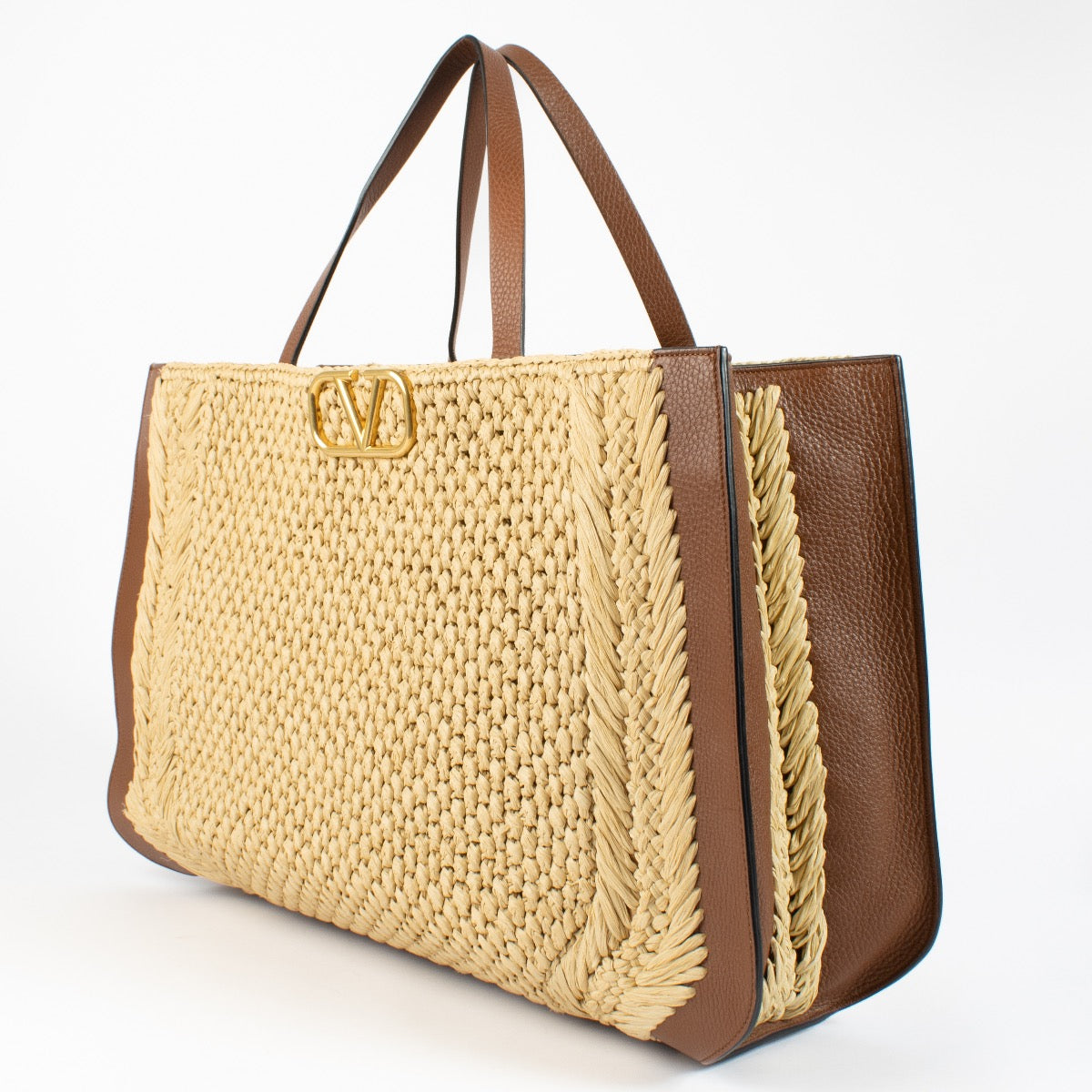 Shop safe online at Labellov in Antwerp, Brussels and Knokke this 100% authentic second hand Valentino Garavani Raffia Vlogo Signature Top Handle. Veilig online tweedehands authentieke Valentino Garavani Raffia Vlogo Signature handtas kopen bij Labellov.