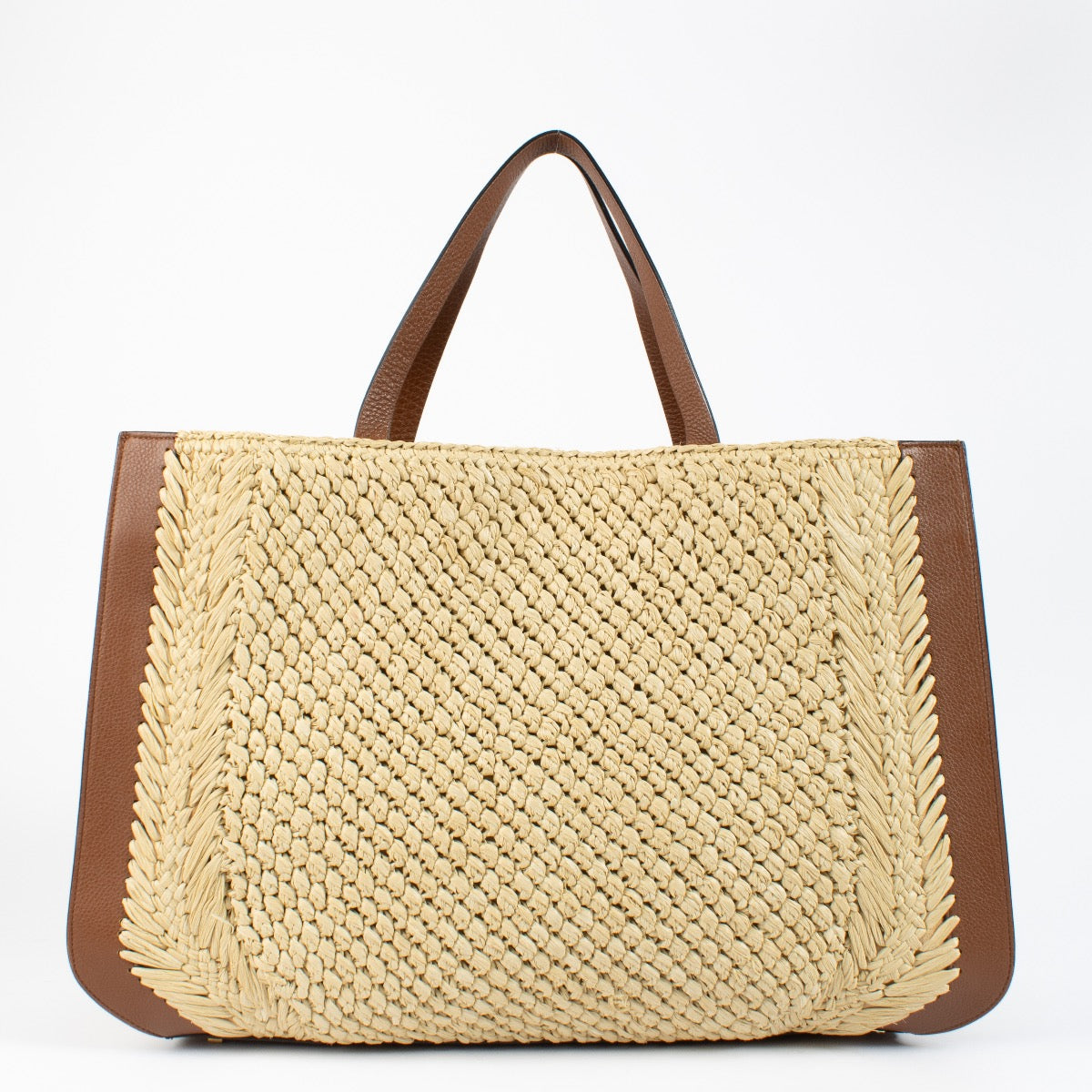 Shop safe online at Labellov in Antwerp, Brussels and Knokke this 100% authentic second hand Valentino Garavani Raffia Vlogo Signature Top Handle. Veilig online tweedehands authentieke Valentino Garavani Raffia Vlogo Signature handtas kopen bij Labellov.