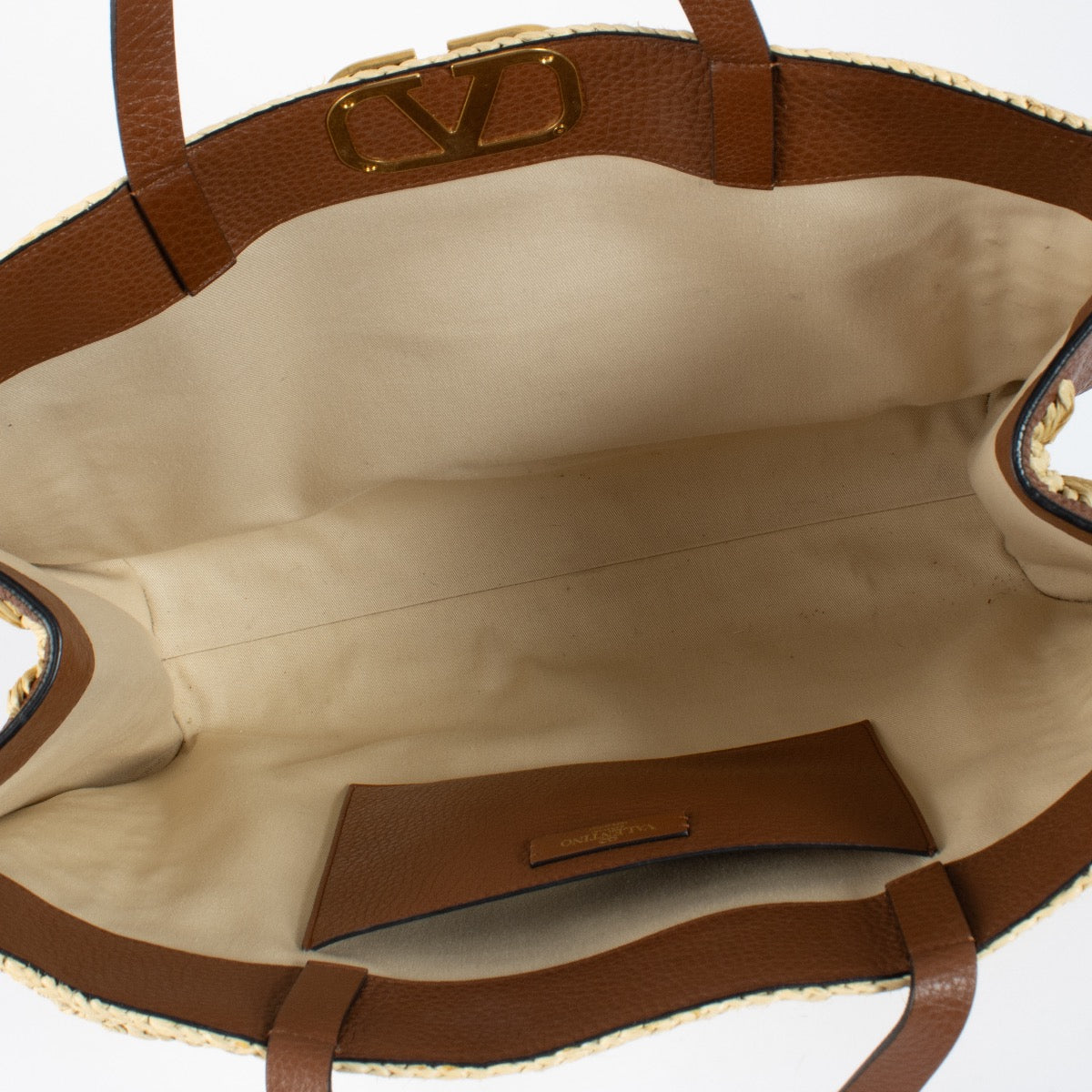Shop safe online at Labellov in Antwerp, Brussels and Knokke this 100% authentic second hand Valentino Garavani Raffia Vlogo Signature Top Handle. Veilig online tweedehands authentieke Valentino Garavani Raffia Vlogo Signature handtas kopen bij Labellov.