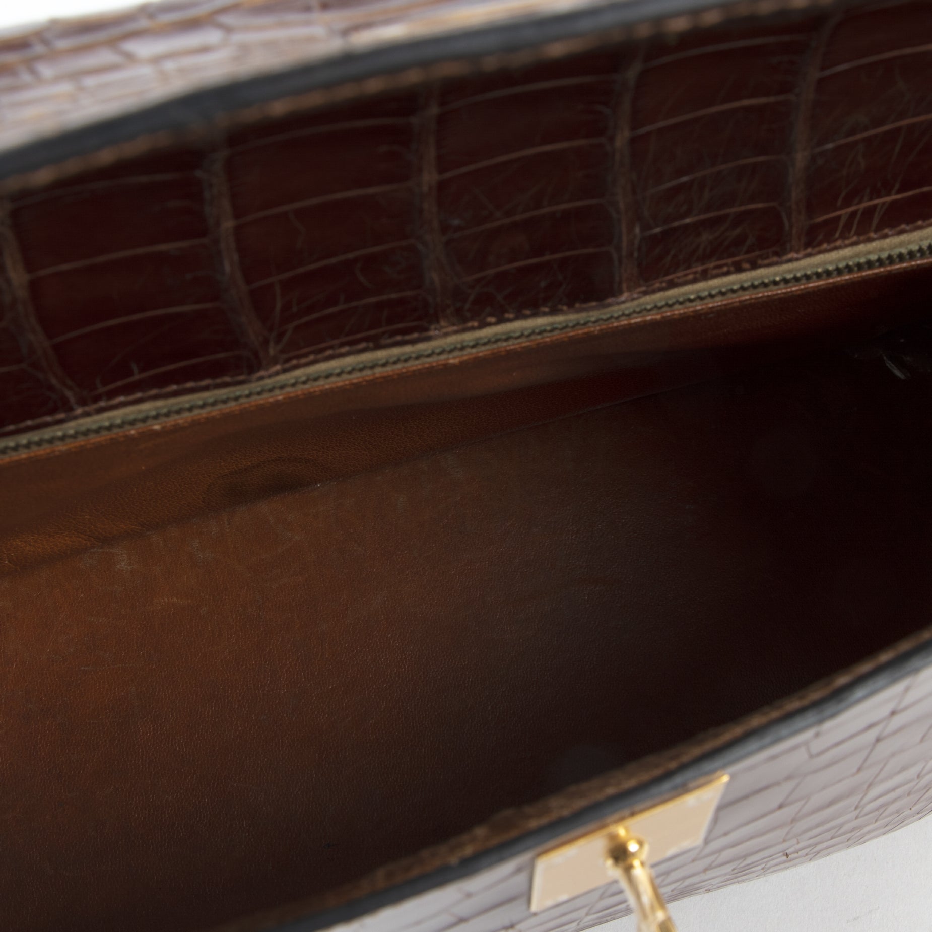 Hermès Kelly 32 Miel Crocodile GHW inside of the bag in good condition