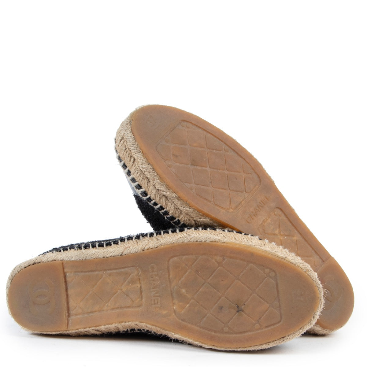 Buy these Chanel Black Flats- Size 37 for a reasonable price at Labellov online or in store. Koop deze Chanel Black Flats- Size 37 voor een redelijke prijs bij Labellov online of in de winkel.