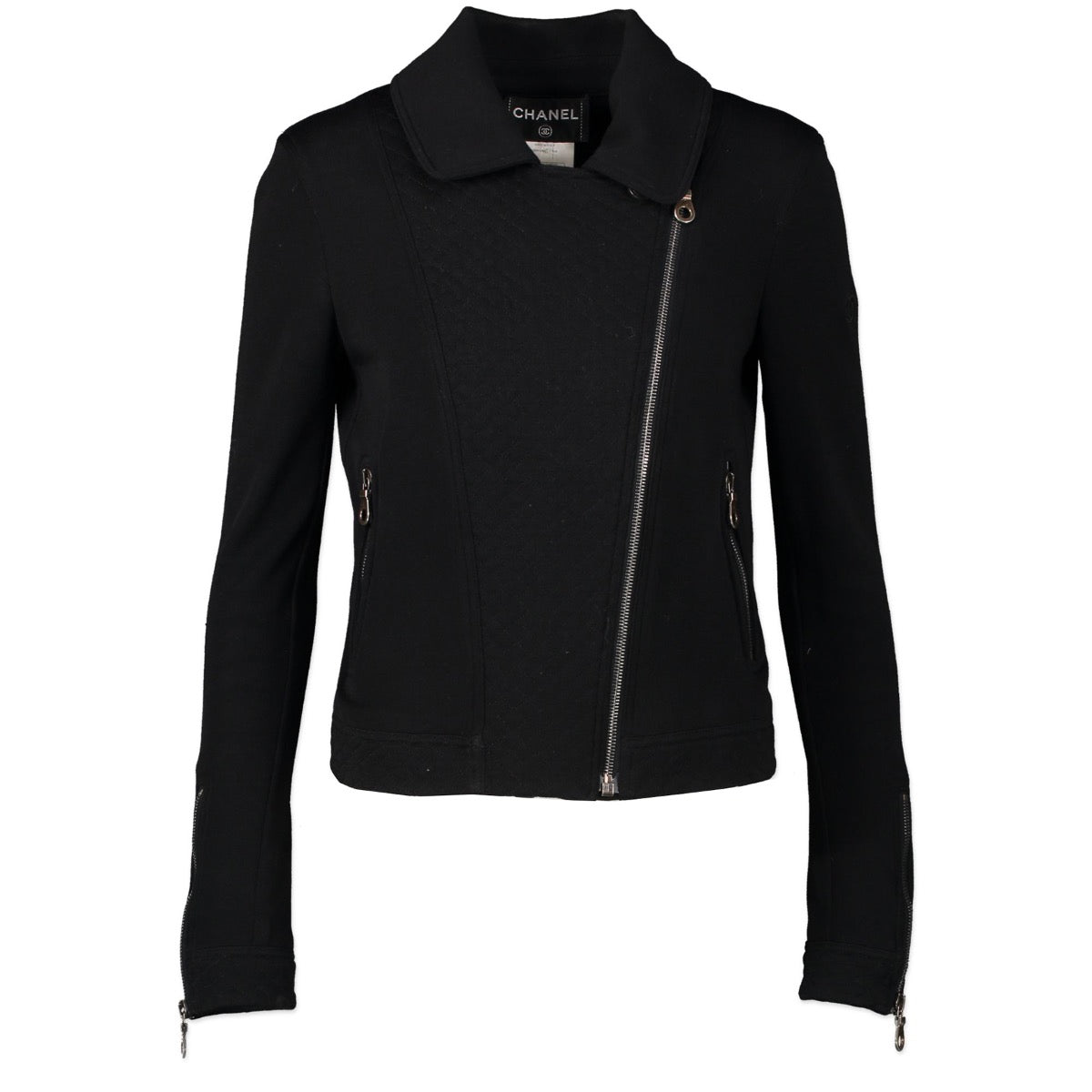 Buy these Chanel Black Jacket-Size 34 for a reasonable price at Labellov online or in store. Koop deze Chanel Black Jacket-Size 34 voor een redelijke prijs bij Labellov online of in de winkel.