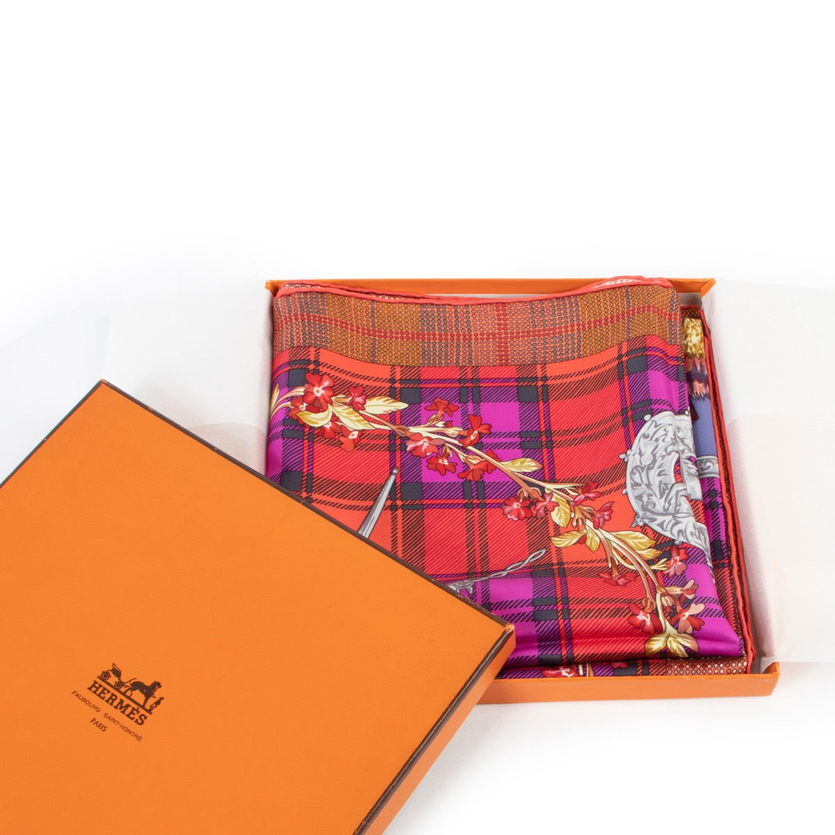 Shop safe online 100% authentic second hand Hermès Red Silk Fleurs D'Ecosse Scarf in very good condition at the right price at Labellov in Antwerp.