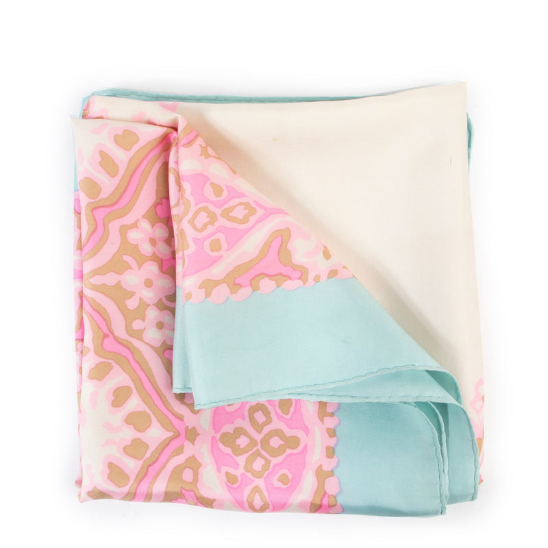 Shop safe online 100% authentic second had Yves Saint Laurent Pink Scarf at Labellov in Antwerp.