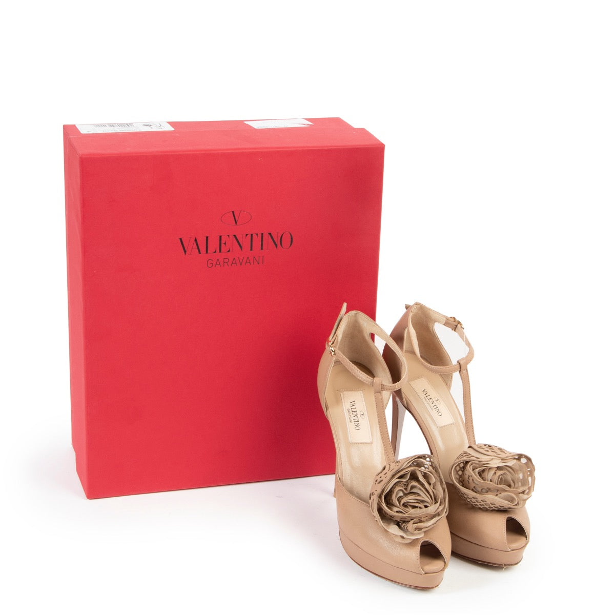These Valentino Scarpe Camel, Nude Pumps - Size 36 are in good preloved condition available online or in store at Labellov Antwerp
