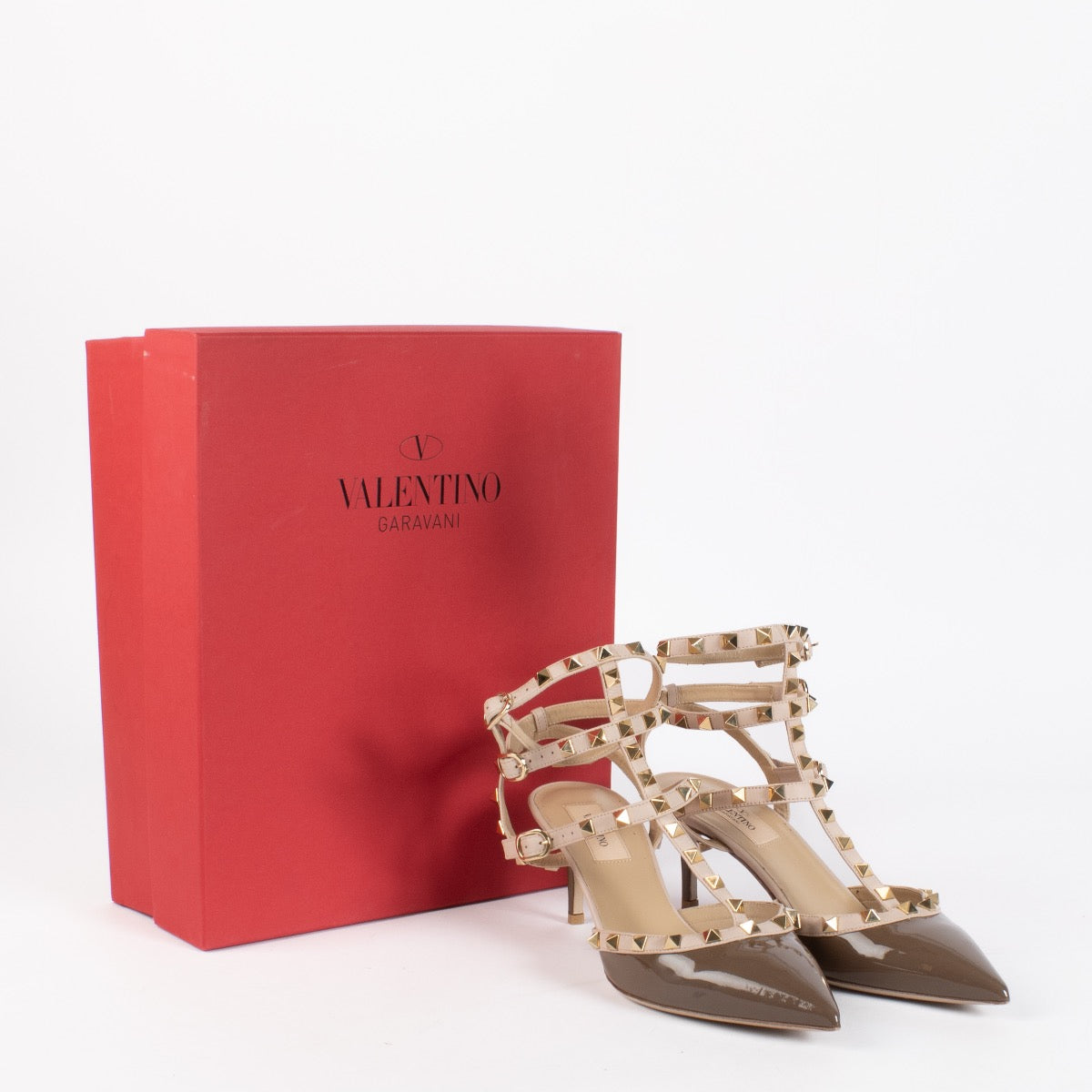 Authentic pre-loved Valentino Two-Tone Leather Rockstud Pumps — Size 39 on Labellov.com