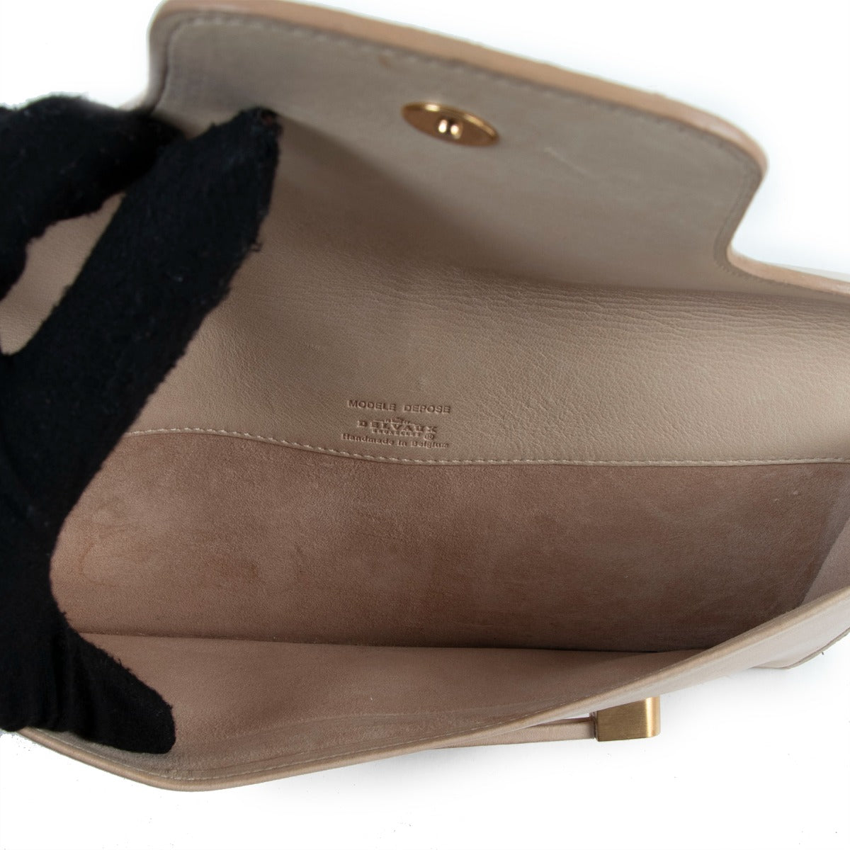 Buy online an authentic second hand Delvaux Beige Leather Clutch With Chain in preloved condition at Labellov in Antwerp.