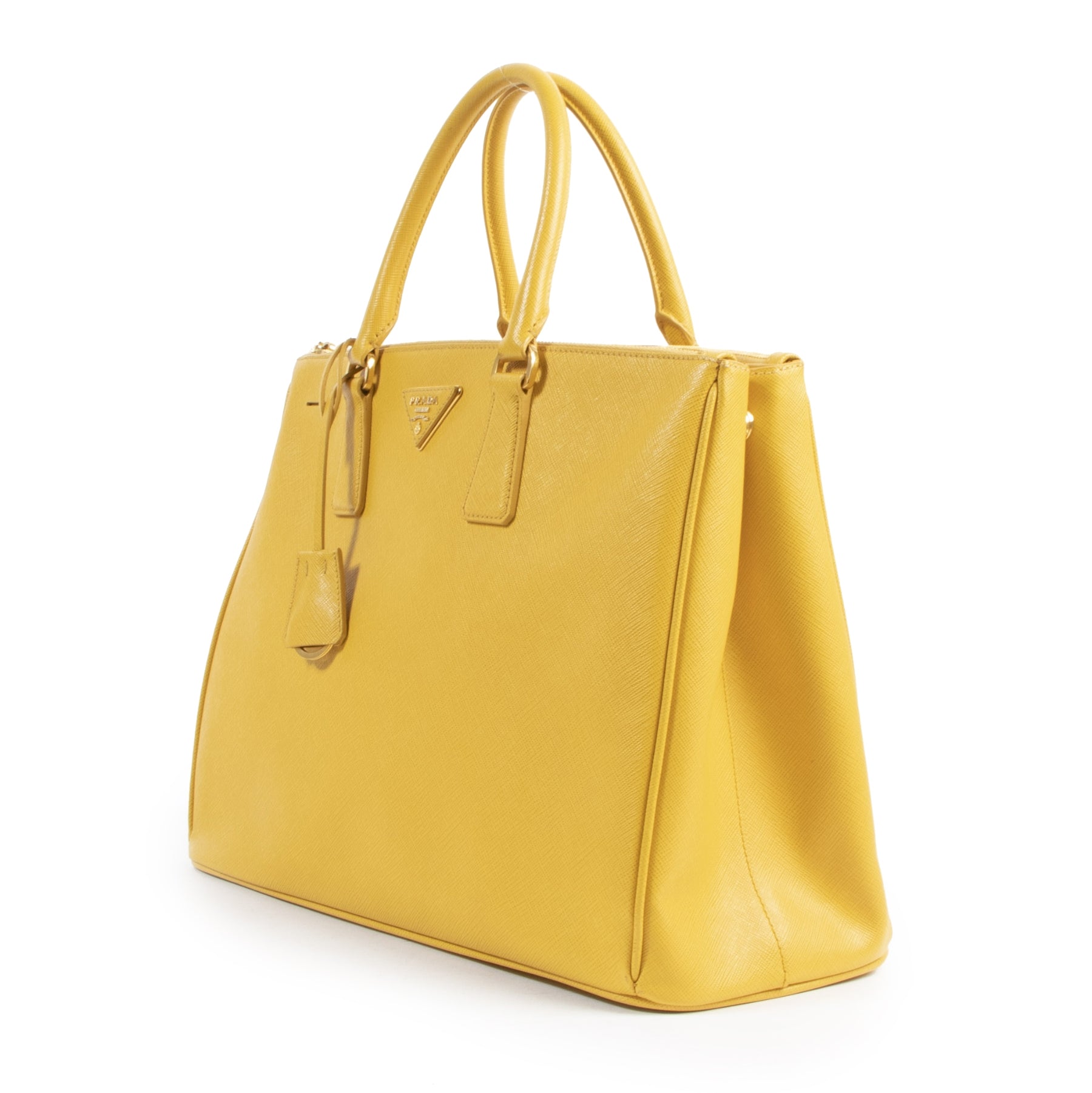 Tweedehands designer handtassen en accessoires te koop bij Labellov zoals deze Prada Yellow Double Zip Top Handle Tote