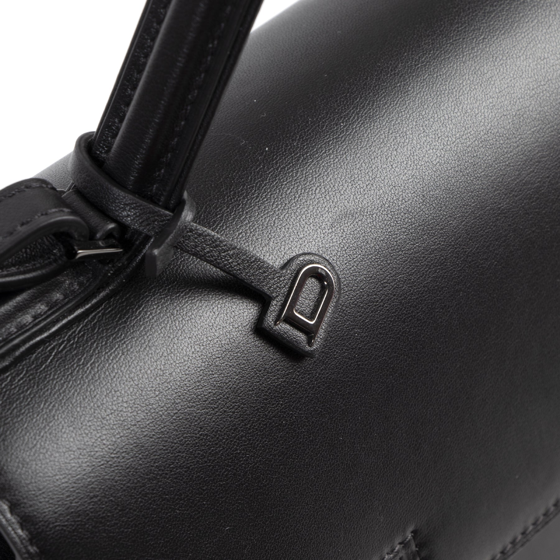 Details of the exclusive and limited edition Delvaux All Black Tempête MM + Strap