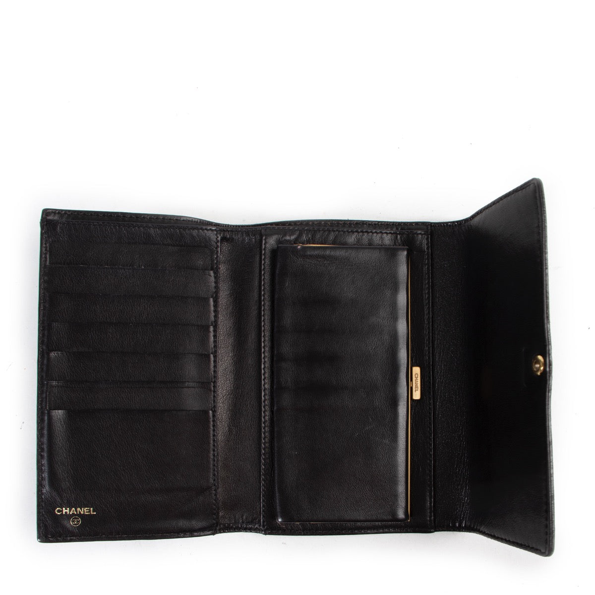 Shop safe online 100% authentic Vintage designer Chanel Black Leather Wallet by Labellov Luxury second hand at the right price at Labellov in Antwerp.