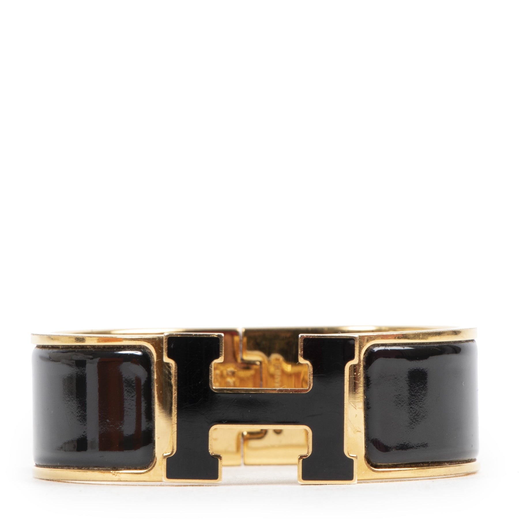 Buy this authentic second-hand vintage Hermès Black Clic Clac H Bracelet at online webshop LabelLOV. Safe and secure shopping. Koop deze authentieke tweedehands vintage Hermès Black Clic Clac H Bracelet bij online webshop LabelLOV.
