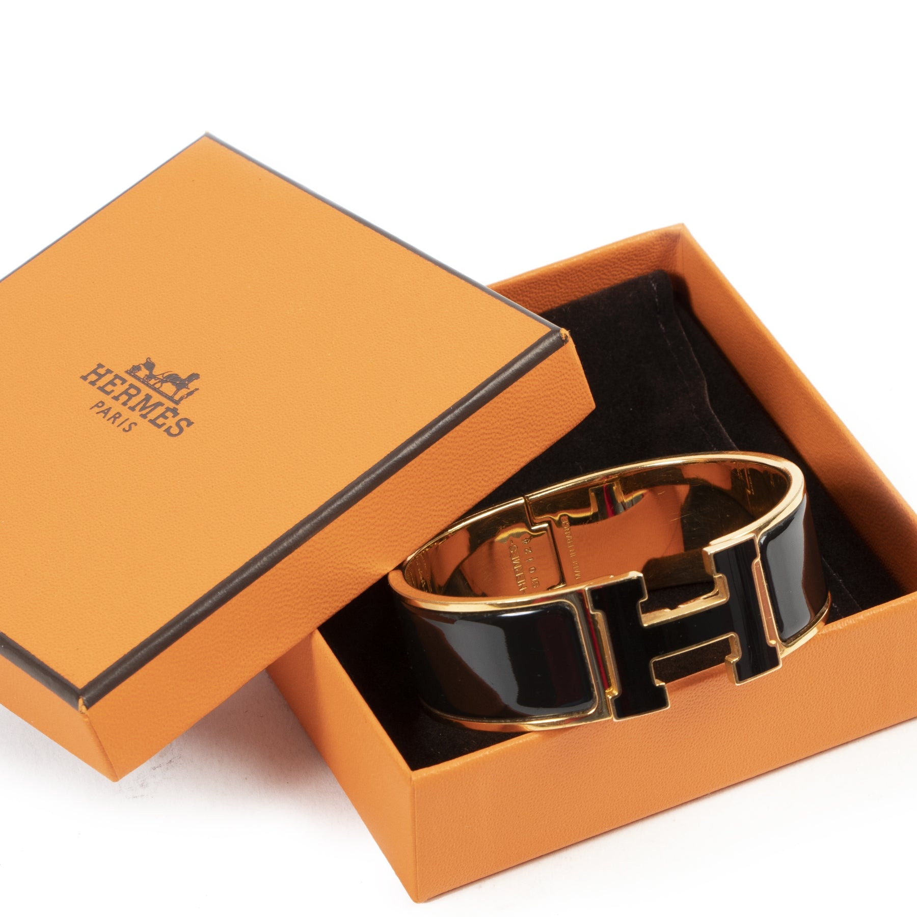 Buy this authentic second-hand vintage Hermès Black Clic Clac H Bracelet at online webshop LabelLOV. Safe and secure shopping. Koop deze authentieke tweedehands vintage Hermès Black Clic Clac H Bracelet bij online webshop LabelLOV.