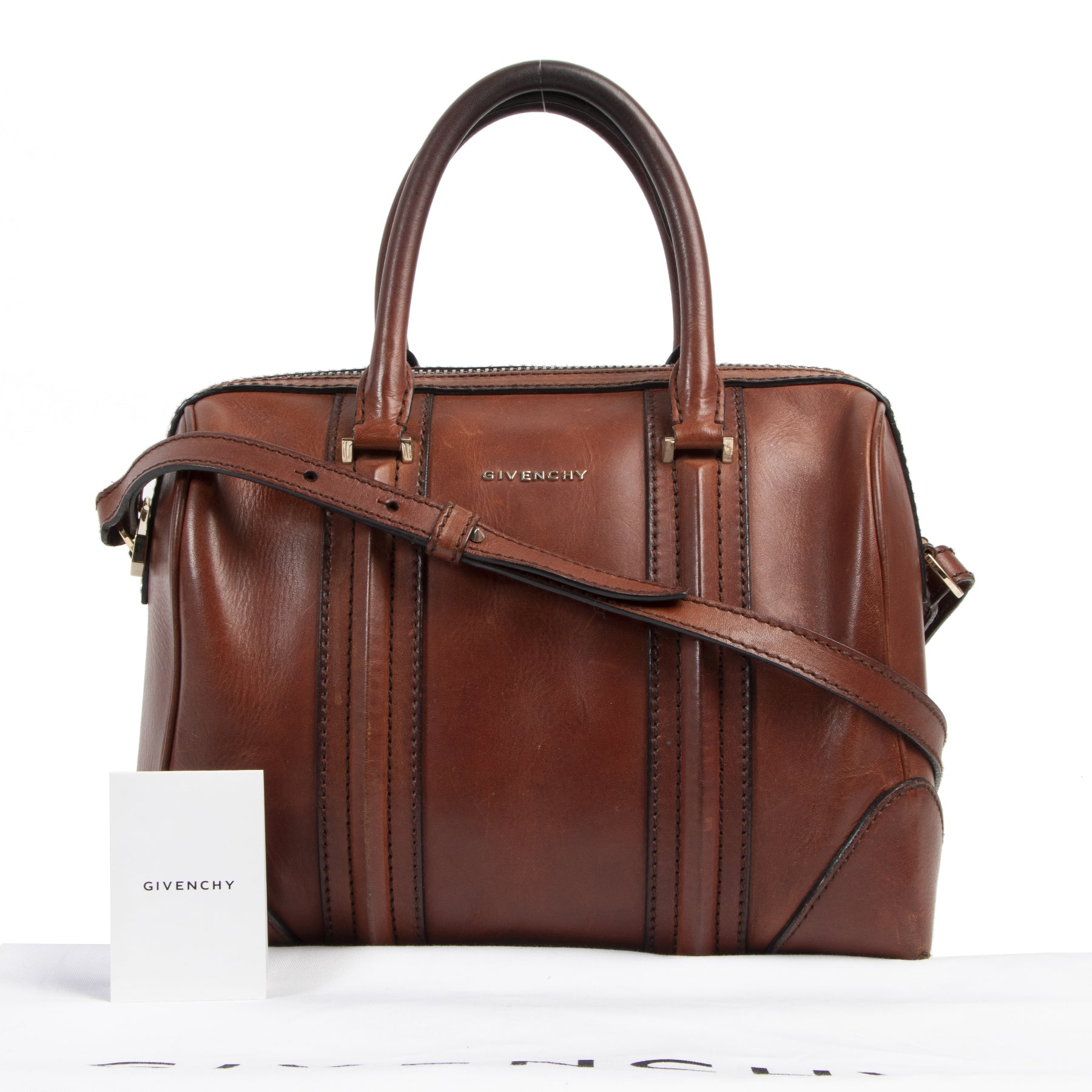 Buy this authentic second-hand vintage Givenchy Lucrezia Leather Bowling Bag at online webshop LabelLOV. Safe and secure shopping. Koop deze authentieke tweedehands vintage Givenchy Lucrezia Leather Bowling Bag bij online webshop LabelLOV.