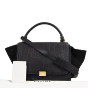 Buy this authentic second-hand vintage Celine Medium Black Trapeze Bag at online webshop LabelLOV. Safe and secure shopping. Koop deze authentieke tweedehands vintage Celine Medium Black Trapeze Bag bij online webshop LabelLOV.