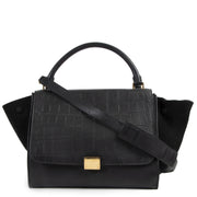 Buy this authentic second-hand vintage Celine Medium Black Trapeze Bag at online webshop LabelLOV. Safe and secure shopping. Koop deze authentieke tweedehands vintage Celine Medium Black Trapeze Bag bij online webshop LabelLOV.