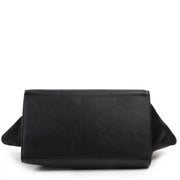 Buy this authentic second-hand vintage Celine Medium Black Trapeze Bag at online webshop LabelLOV. Safe and secure shopping. Koop deze authentieke tweedehands vintage Celine Medium Black Trapeze Bag bij online webshop LabelLOV.