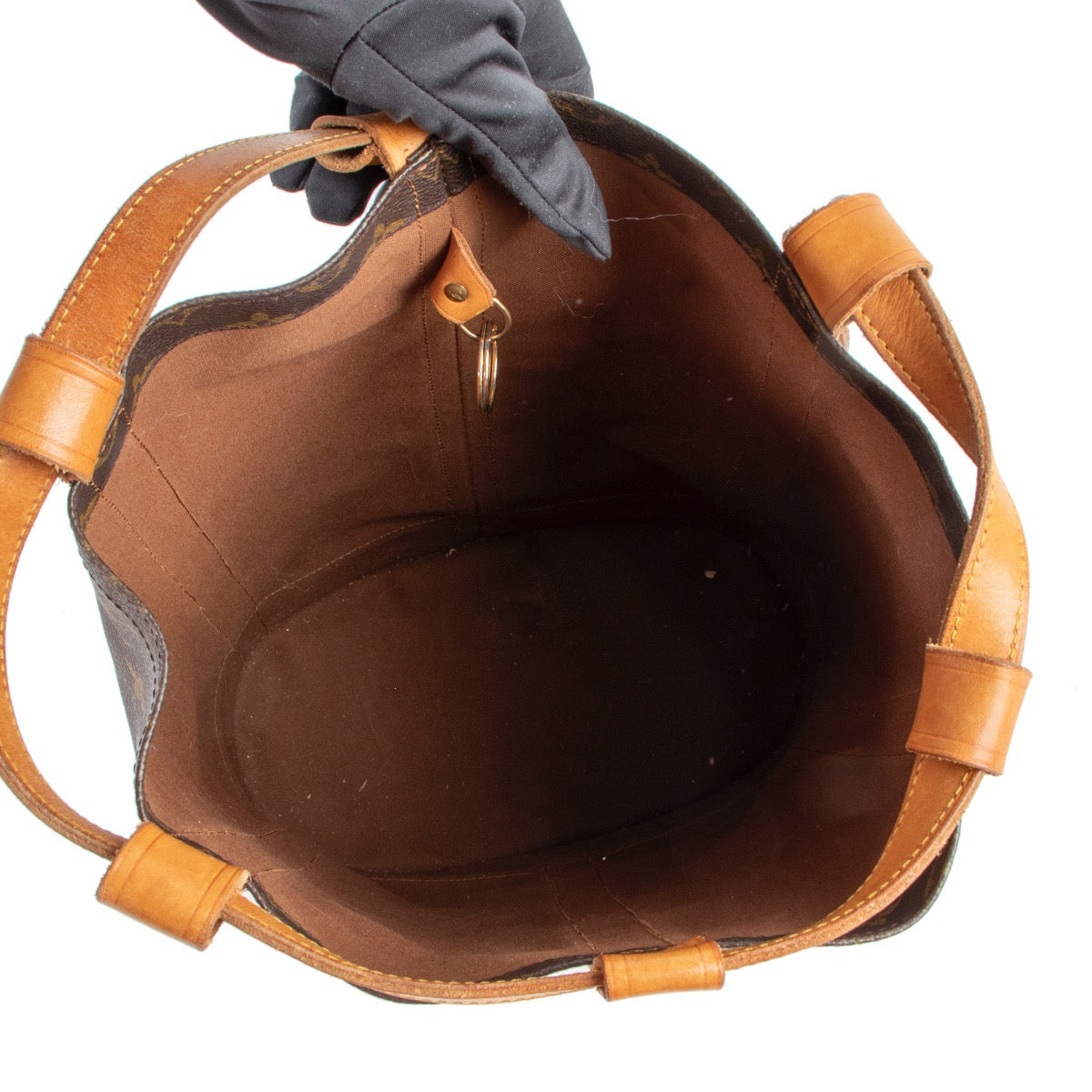 Shop safe online at Labellov in Antwerp this 100% authentic second hand Louis Vuitton Monogram Randonnée Backpack