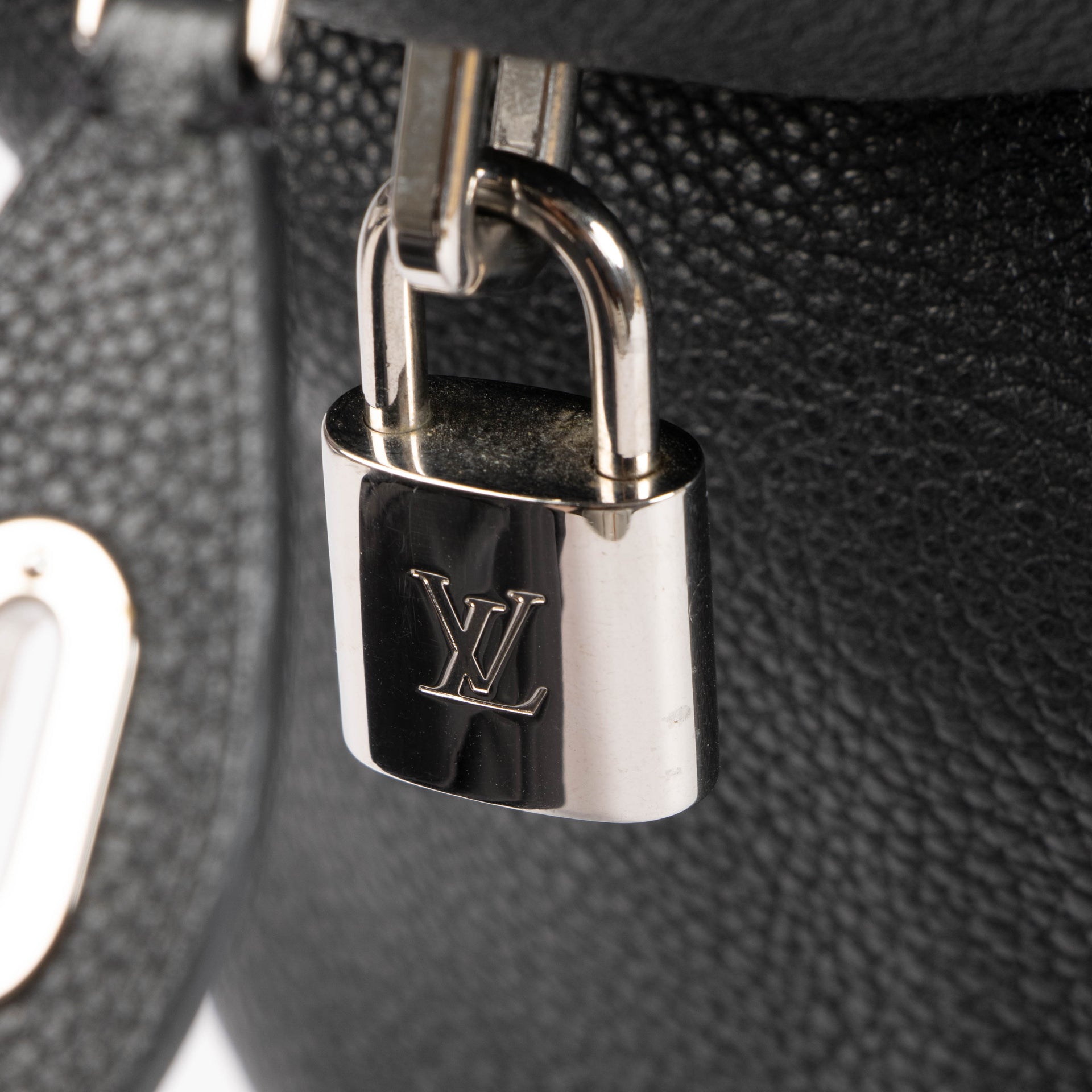 Shop the authentic Louis Vuitton Black Veau Cashemire Soft Lockit MM second hand on Labellov.com