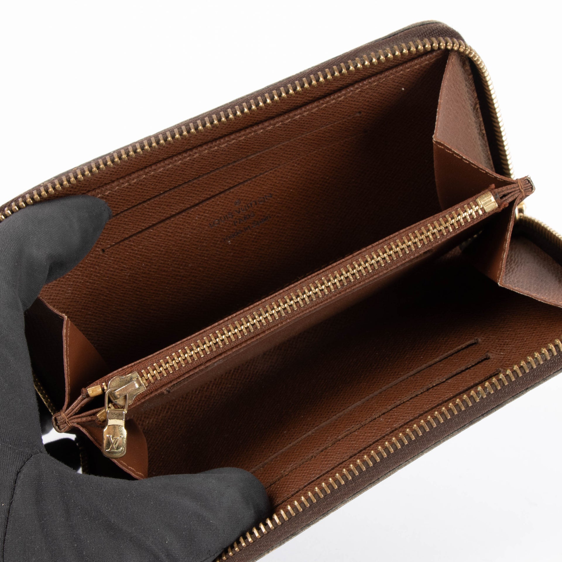 Shop the authentic Louis Vuitton Monogram Zippy Compact Wallet second hand on Labellov.com