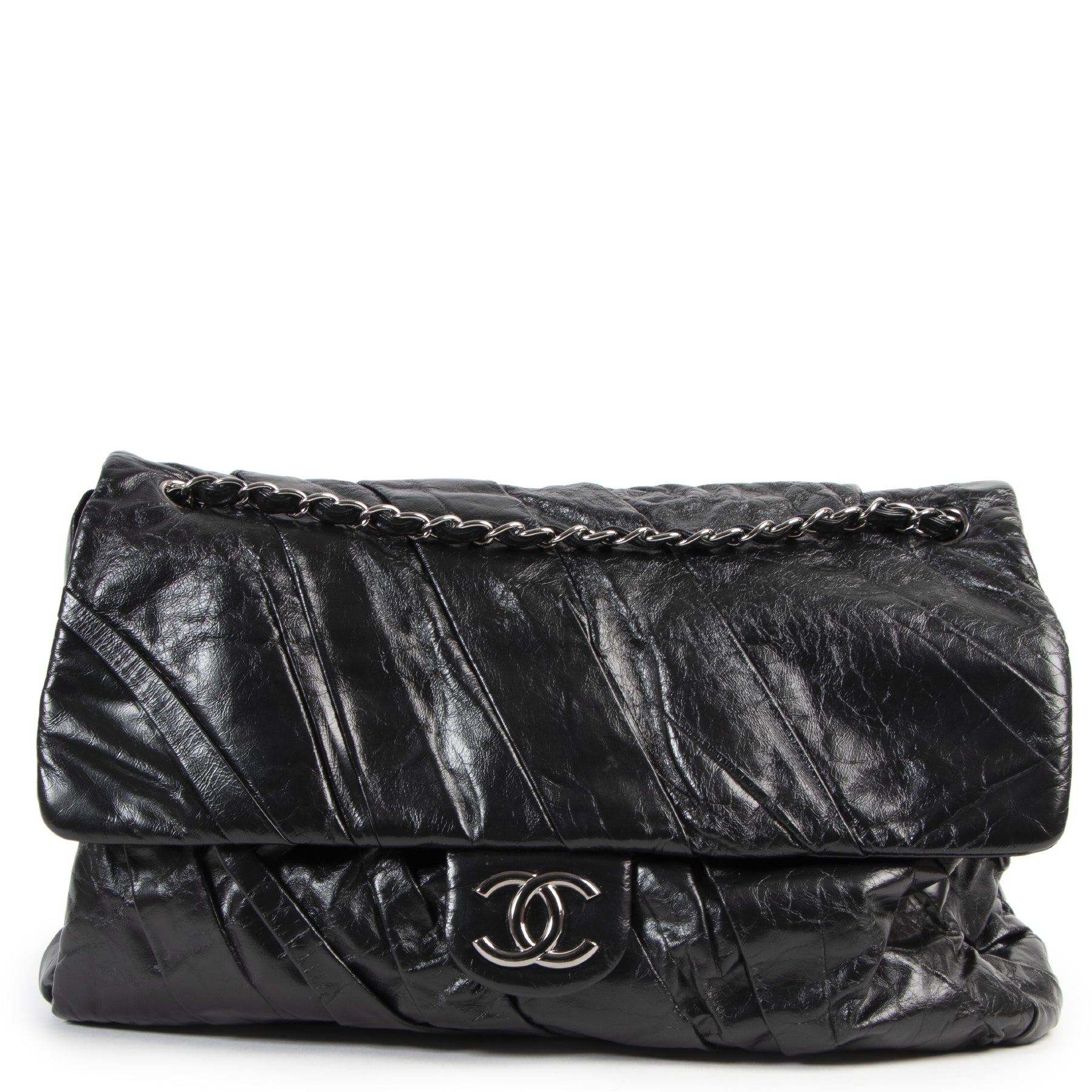 Chanel Black Leather Shoulder Bag for the best price at Labellov secondhand luxury in Antwerp