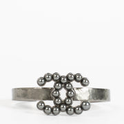 Authentic second-hand Chanel 15P CC Grey Faux Pearls Gunmetal Tone Bracelet on labellov.com