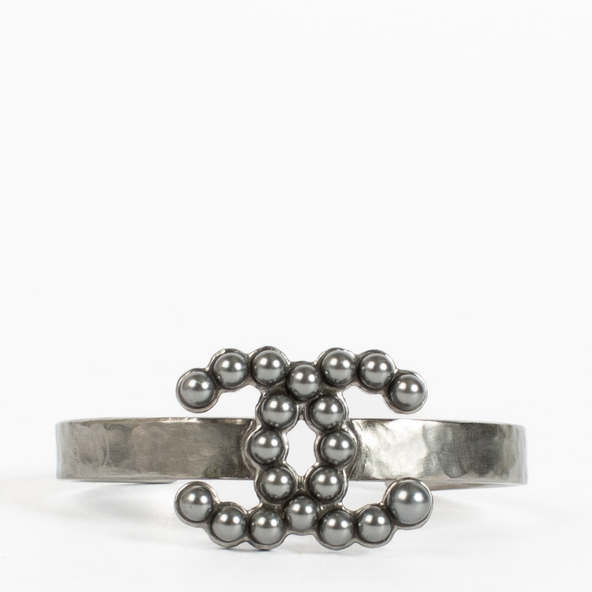 Authentic second-hand Chanel 15P CC Grey Faux Pearls Gunmetal Tone Bracelet on labellov.com