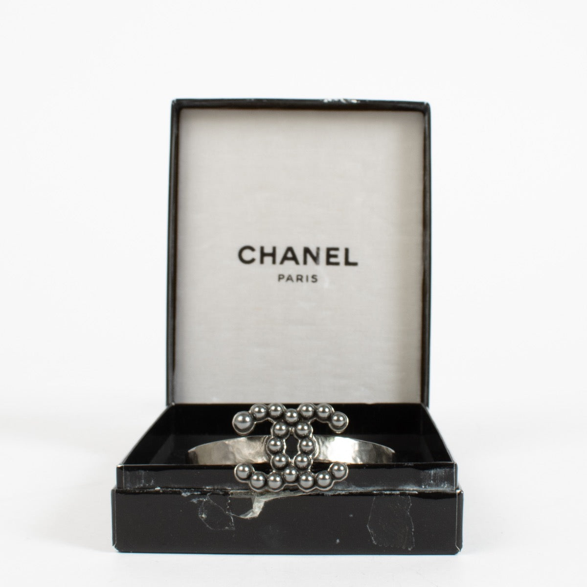 Authentic second-hand Chanel 15P CC Grey Faux Pearls Gunmetal Tone Bracelet on labellov.com