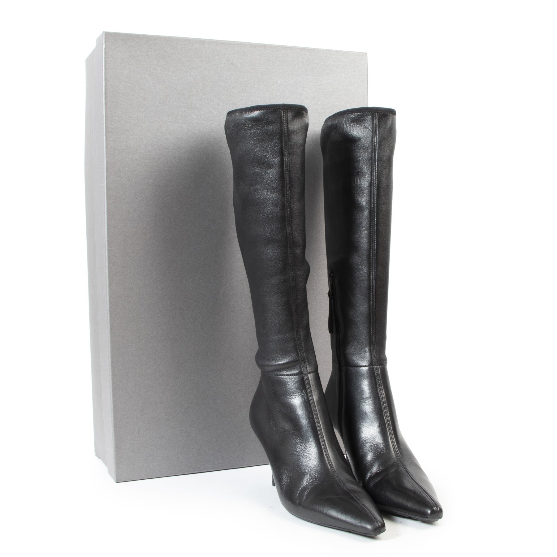 Buy authentic second hand Prada shoes with right price at LabelLOV.