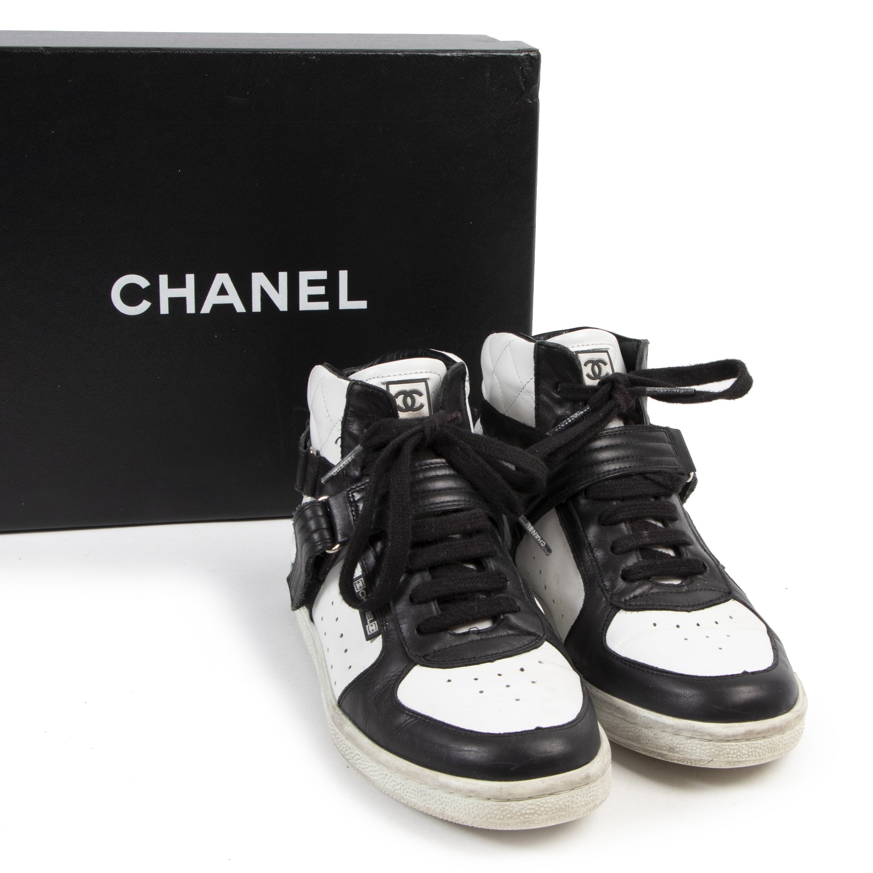Buy authentic second hand Chanel shoes with right price at LabelLOV.