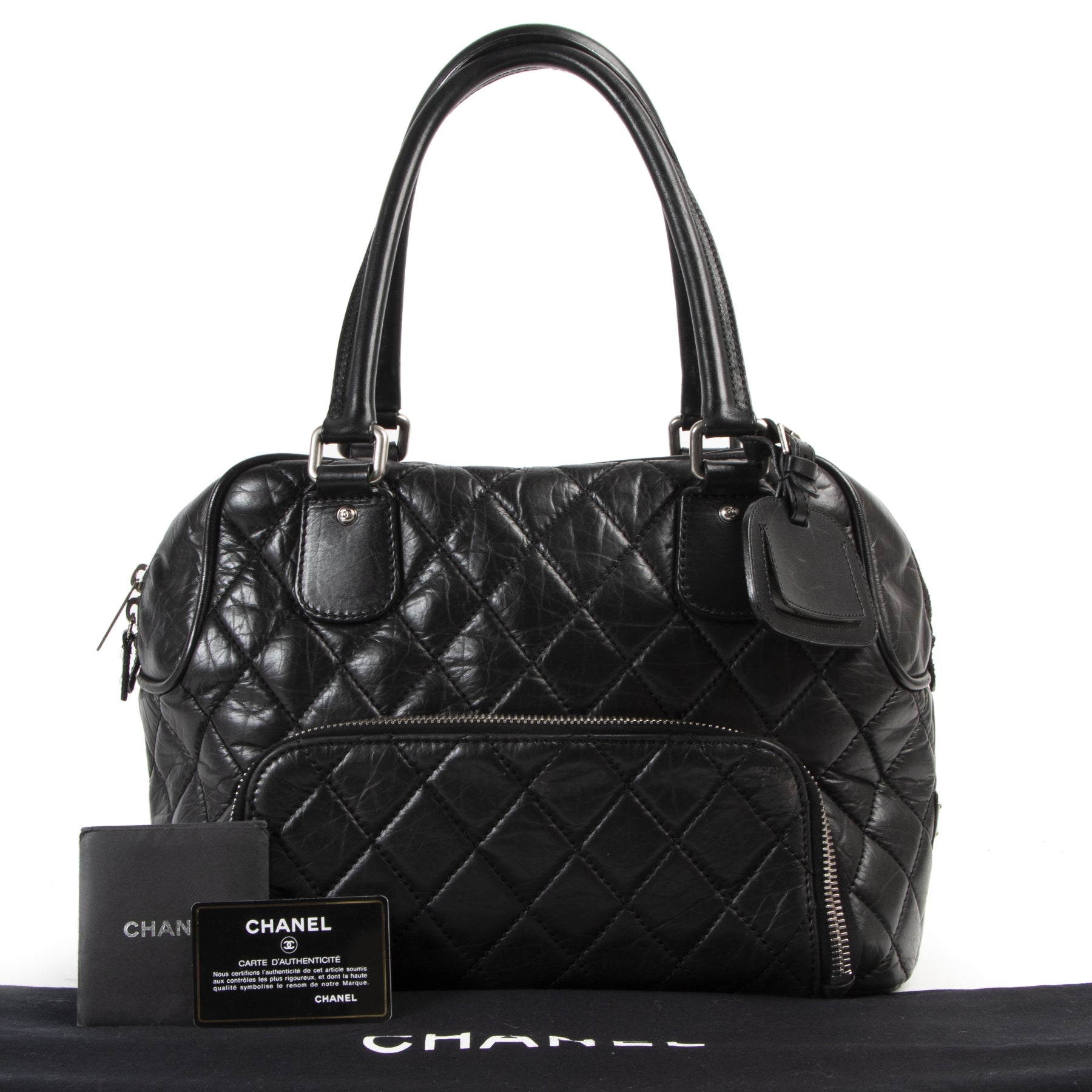 Chanel Black Quilted Leather New York Tote. Authentieke tweedehands Chanel handtassen bij LabelLOV Antwerpen. Authentique seconde-main luxury en ligne webshop LabelLOV. Authentic preloved Chanel handbags at LabelLOV Antwerp.