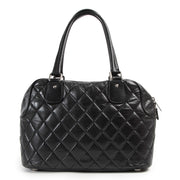 Chanel Black Quilted Leather New York Tote. Authentieke tweedehands Chanel handtassen bij LabelLOV Antwerpen. Authentique seconde-main luxury en ligne webshop LabelLOV. Authentic preloved Chanel handbags at LabelLOV Antwerp.