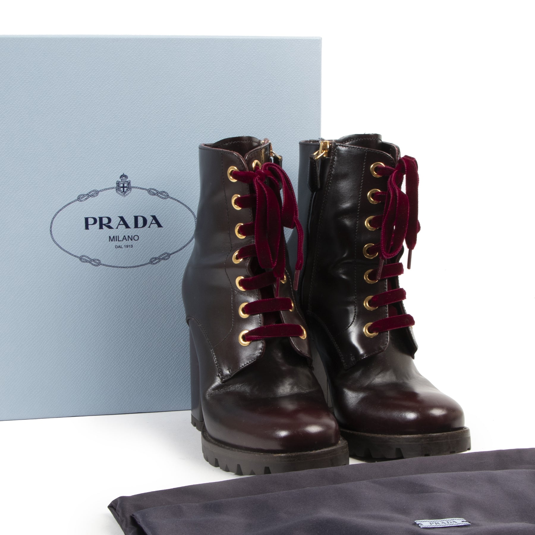 Buy authentic second hand Prada boots with right price at LabelLOV.