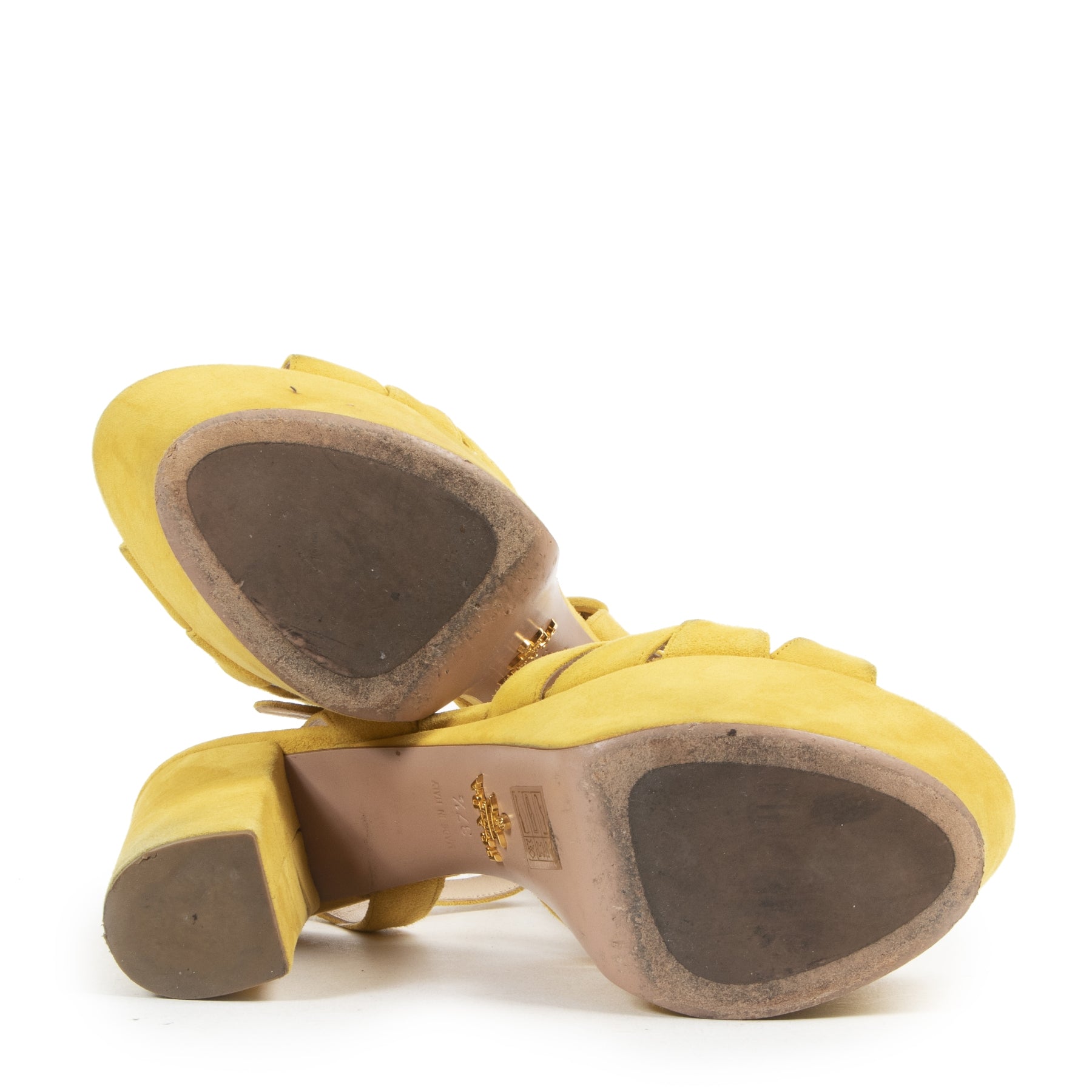 Online tweedehands Prada schoenen. Betaal veilig en online bij LabelLOV Antwerpen.