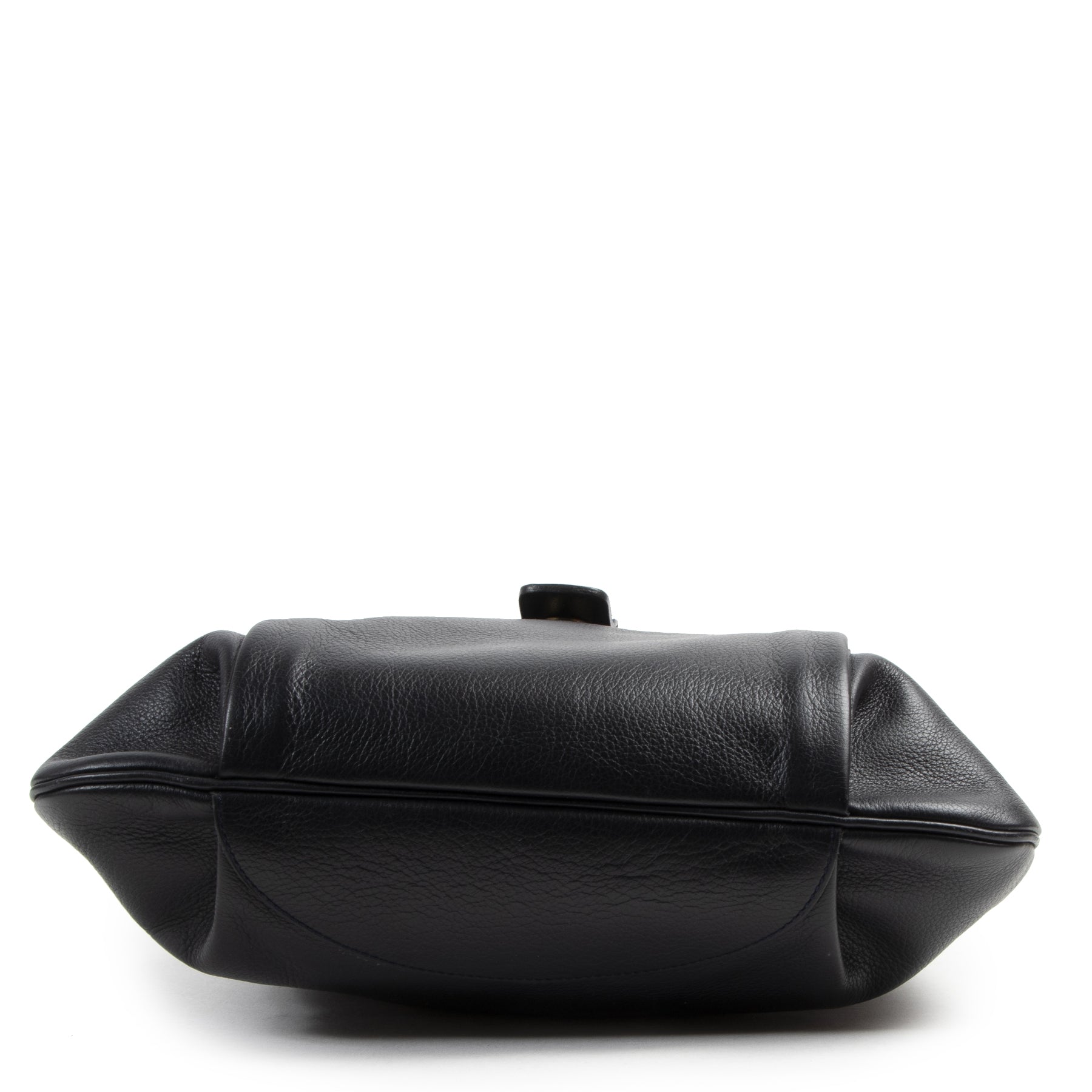 Delvaux Dark Blue Shoulder Bag. Authentieke tweedehands Delvaux handtassen bij LabelLOV Antwerpen. Authentique seconde-main luxury en ligne webshop LabelLOV. Authentic preloved Delvaux handbags at LabelLOV Antwerp.