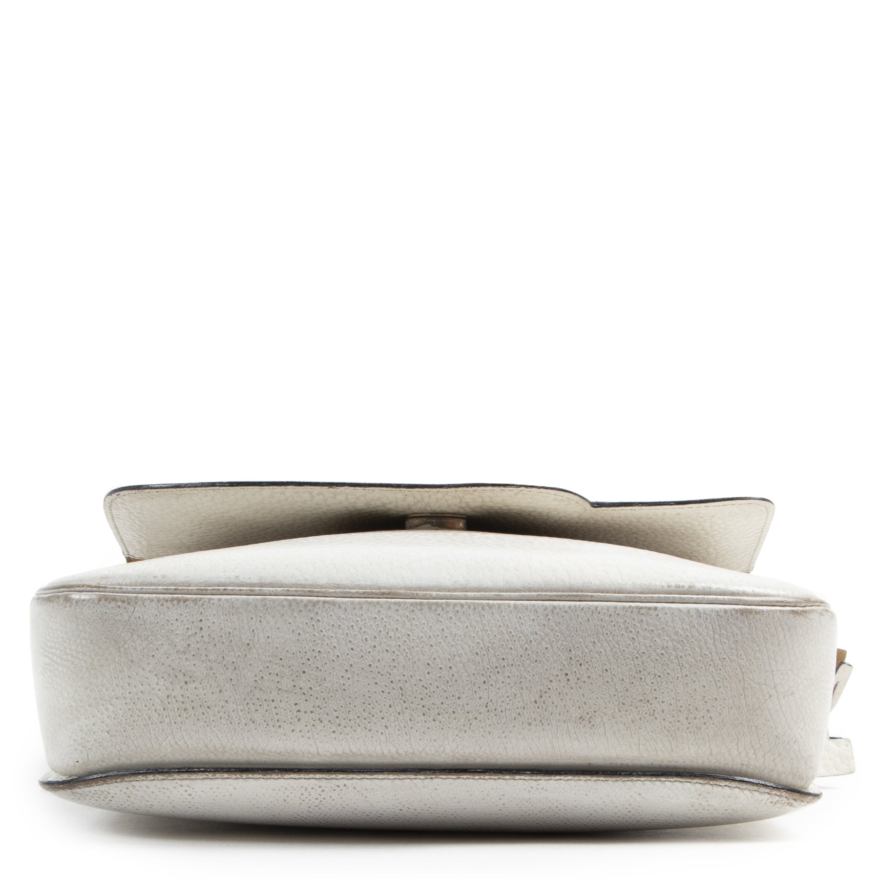 Delvaux White Leather Shoulder Bag. Authentieke tweedehands vintage Delvaux handtassen bij LabelLOV Antwerpen. Authentique seconde-main luxury vintage en ligne webshop LabelLOV. Authentic preloved vintage Delvaux handbags at LabelLOV Antwerp.