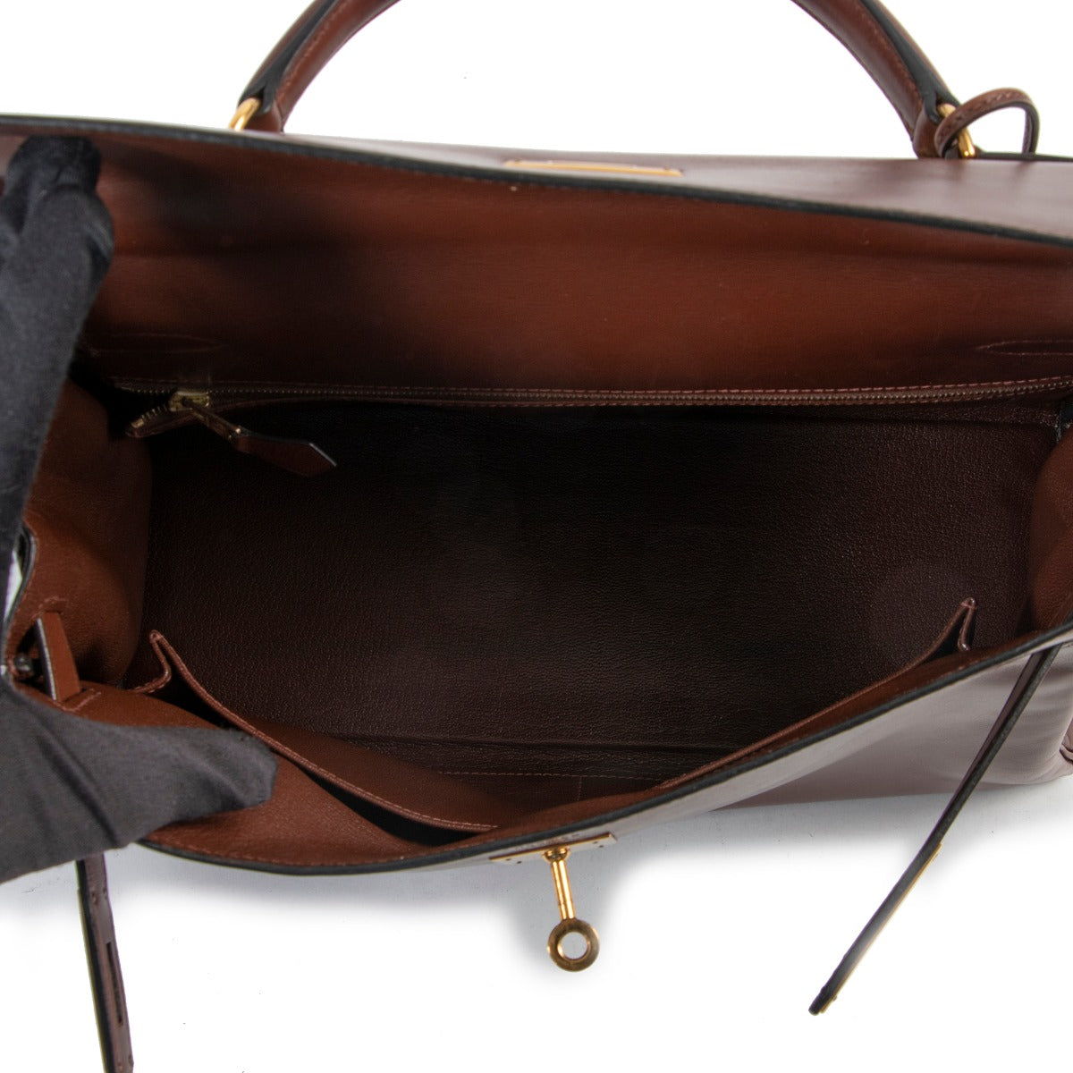 Hermès Kelly 32 Noisette Brown at Labellov online or in store available for a reasonable price and in good condition. Get them now!