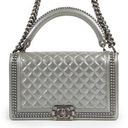 Authentieke Tweedehands Chanel Silver Quilted Boy Shoulder Bag juiste prijs veilig online shoppen luxe merken webshop winkelen Antwerpen België mode fashion