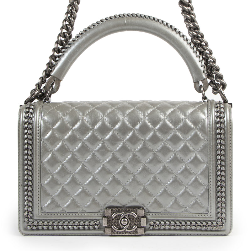 Authentieke Tweedehands Chanel Silver Quilted Boy Shoulder Bag juiste prijs veilig online shoppen luxe merken webshop winkelen Antwerpen België mode fashion