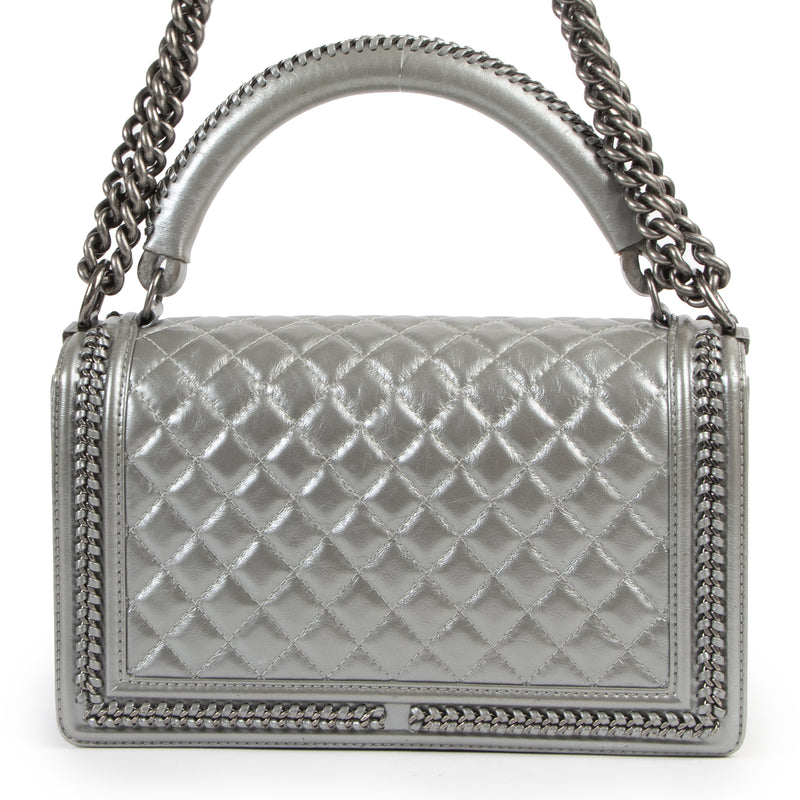 Authentieke Tweedehands Chanel Silver Quilted Boy Shoulder Bag juiste prijs veilig online shoppen luxe merken webshop winkelen Antwerpen België mode fashion