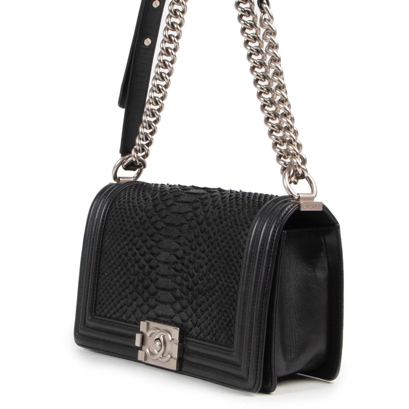 Online kopen van een zwarte Chanel Python medium boy handtas bij Labellov.com.