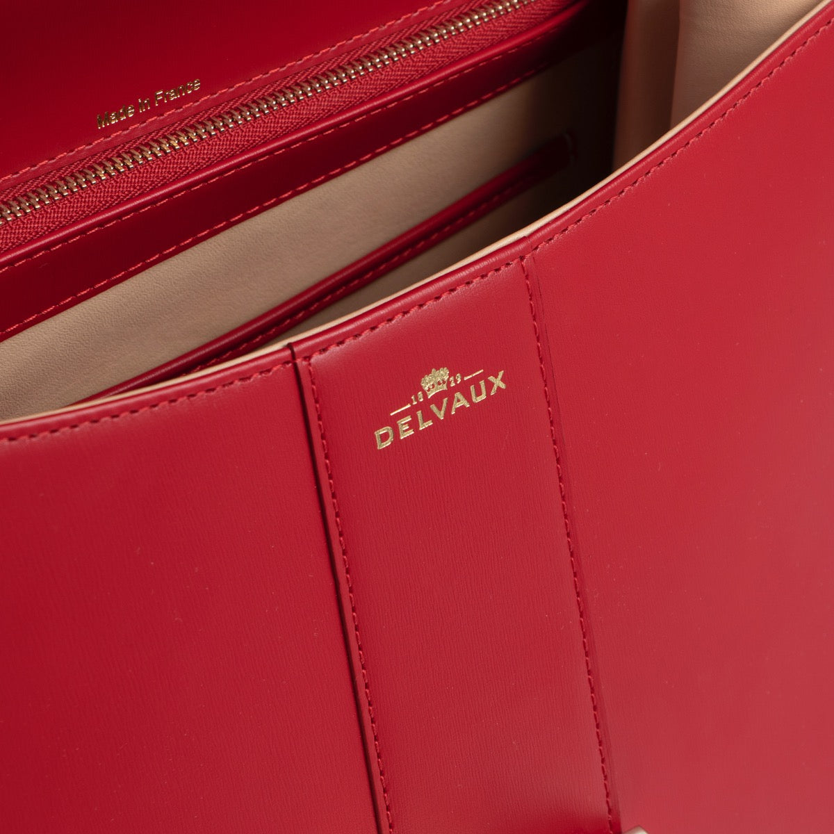 Shop safe online 100% authentic second hand Delvaux Lipstick Red Boxcalf MM Brillant in as new, excellent condition at the right price. at Labellov in Antwerp.