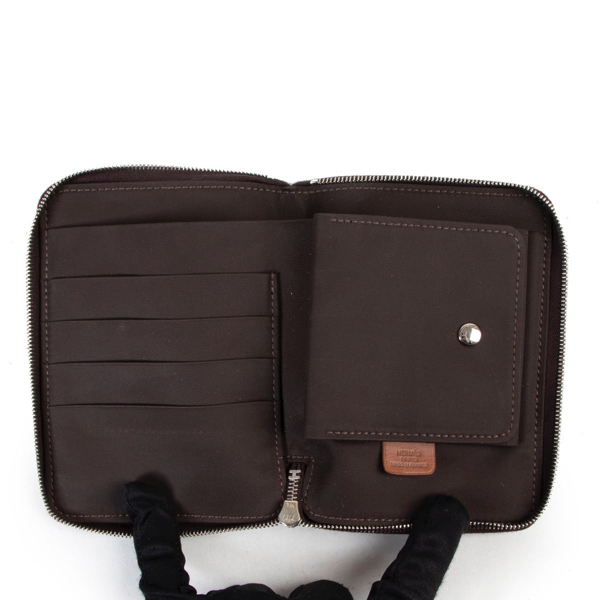 Buy and sell your authentic designer accessoires such as this Hermès Quadrige Steeple Wallet Toile H Gris Tourterelle only at Labellov online or in store.
