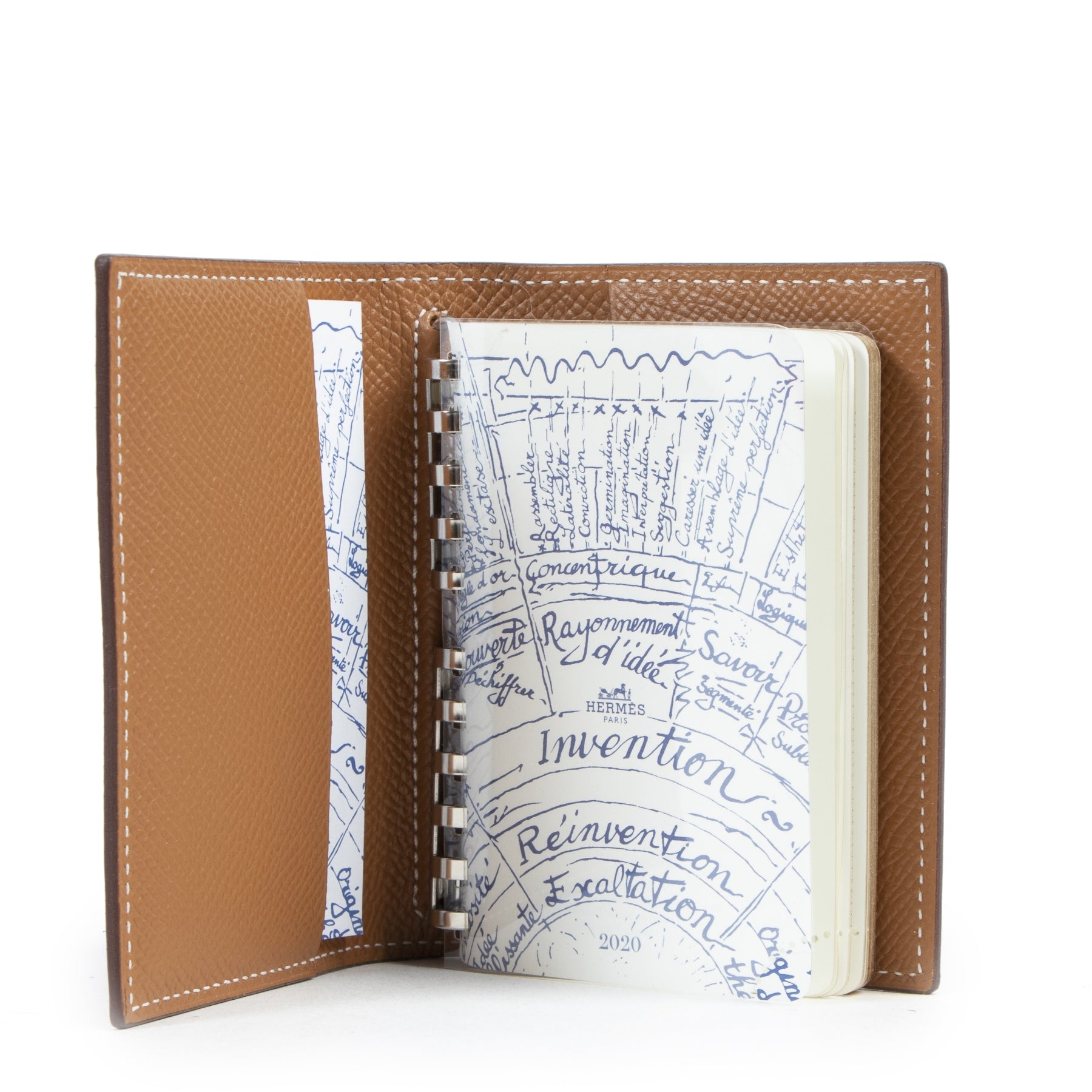 Hermès Brown Leather Mini Agenda. Authentieke tweedehands Hermès accessoires bij LabelLOV Antwerpen. Authentique seconde-main luxury en ligne webshop LabelLOV. Authentic preloved Hermès accessories at LabelLOV Antwerp.