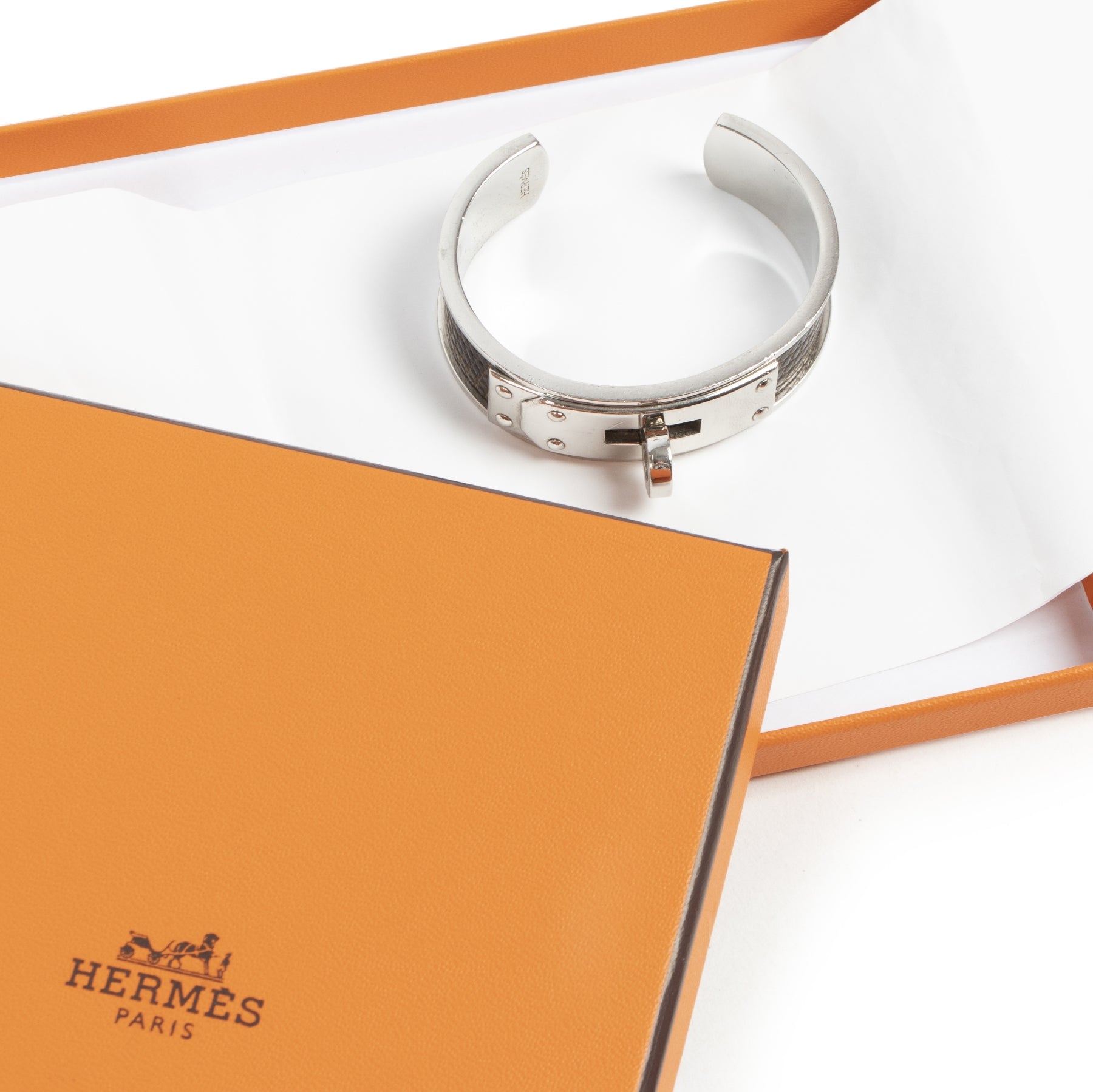 Hermès Grey Leather Cuff Bracelet. Authentieke tweedehands Hermès armbanden bij LabelLOV Antwerpen. Authentique seconde-main Hermès luxury en ligne webshop LabelLOV. Authentic preloved Hermès cuff bracelets at LabelLOV Antwerp.