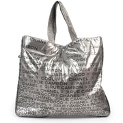 Chanel Silver Metallic 31 Rue Cambon Tote Bag. Authentieke tweedehands Chanel handtassen bij LabelLOV Antwerpen. Authentique seconde-main luxury en ligne webshop LabelLOV. Authentic preloved Chanel handbags at LabelLOV Antwerp.