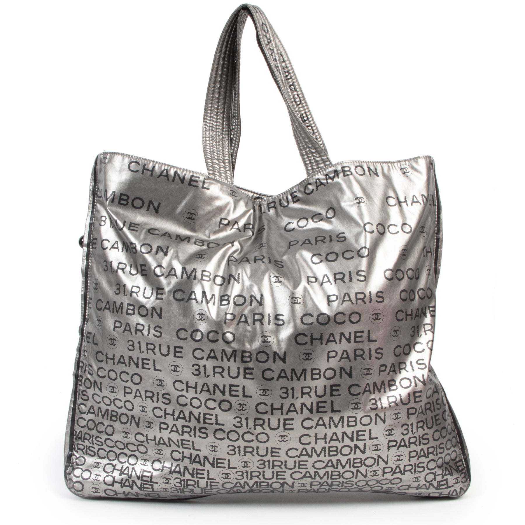 Chanel Silver Metallic 31 Rue Cambon Tote Bag. Authentieke tweedehands Chanel handtassen bij LabelLOV Antwerpen. Authentique seconde-main luxury en ligne webshop LabelLOV. Authentic preloved Chanel handbags at LabelLOV Antwerp.