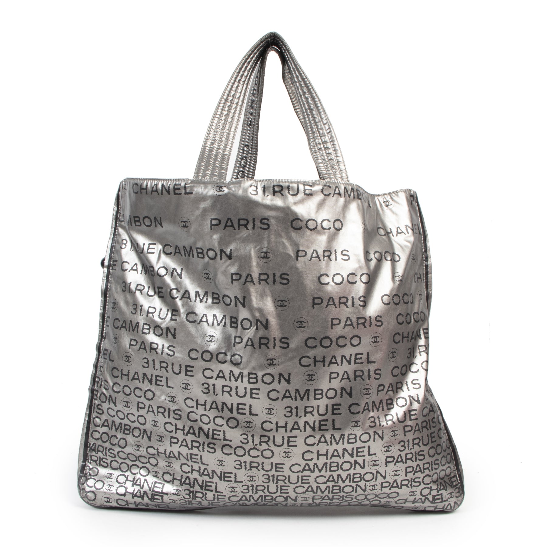 Chanel Silver Metallic 31 Rue Cambon Tote Bag. Authentieke tweedehands Chanel handtassen bij LabelLOV Antwerpen. Authentique seconde-main luxury en ligne webshop LabelLOV. Authentic preloved Chanel handbags at LabelLOV Antwerp.