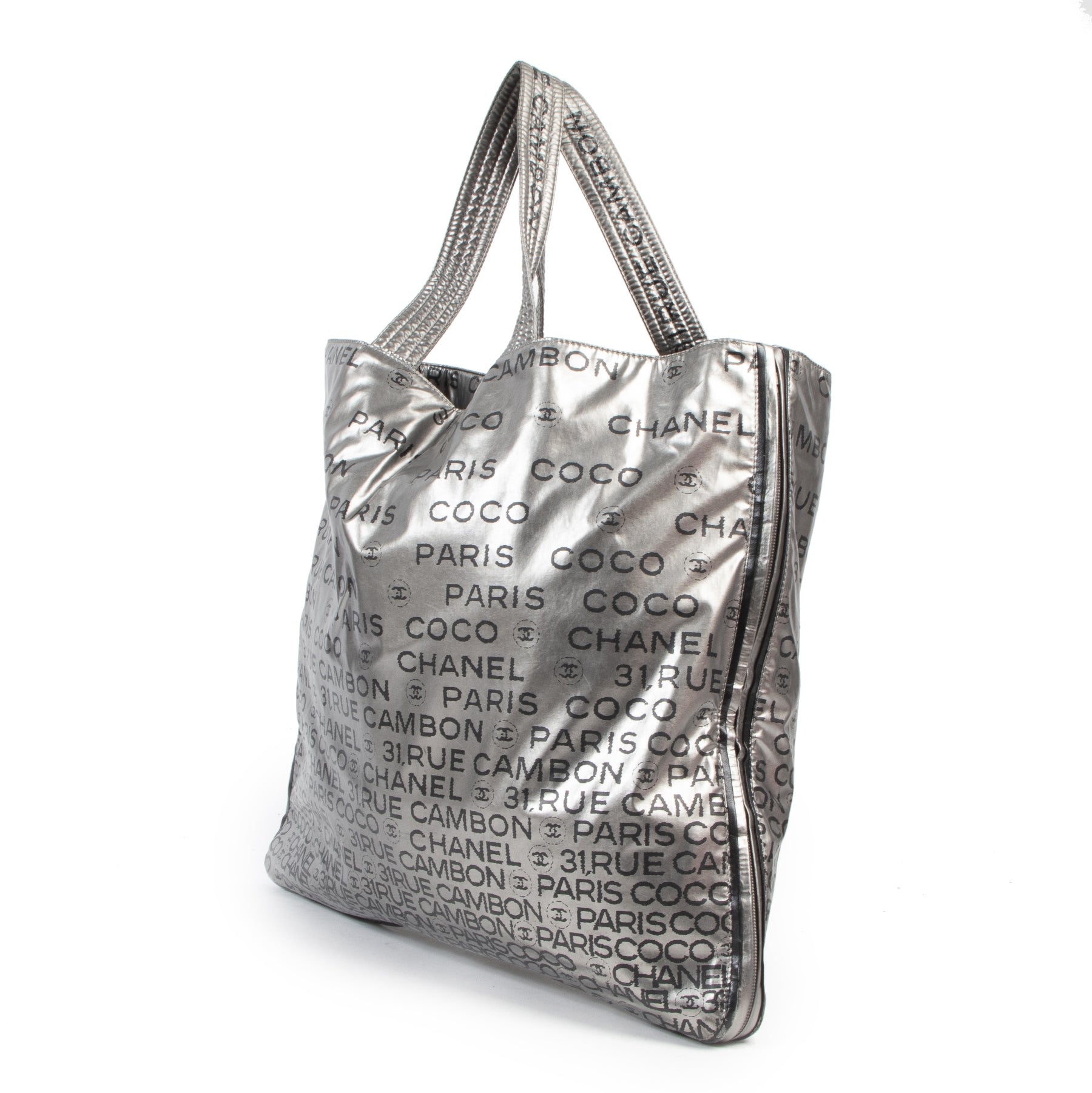 Chanel Silver Metallic 31 Rue Cambon Tote Bag. Authentieke tweedehands Chanel handtassen bij LabelLOV Antwerpen. Authentique seconde-main luxury en ligne webshop LabelLOV. Authentic preloved Chanel handbags at LabelLOV Antwerp.